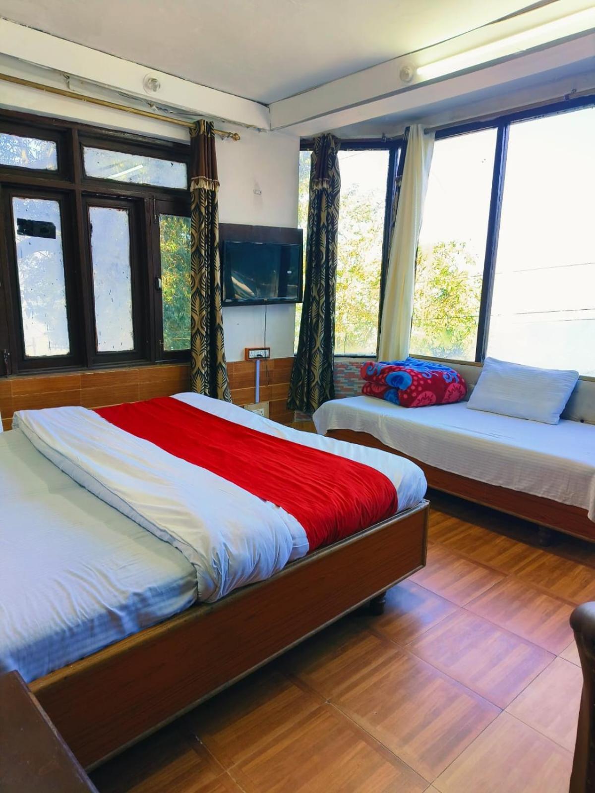 Hotel Holiday Dalhousie - Near Ghandhi Chowk Mall Road Bagian luar foto